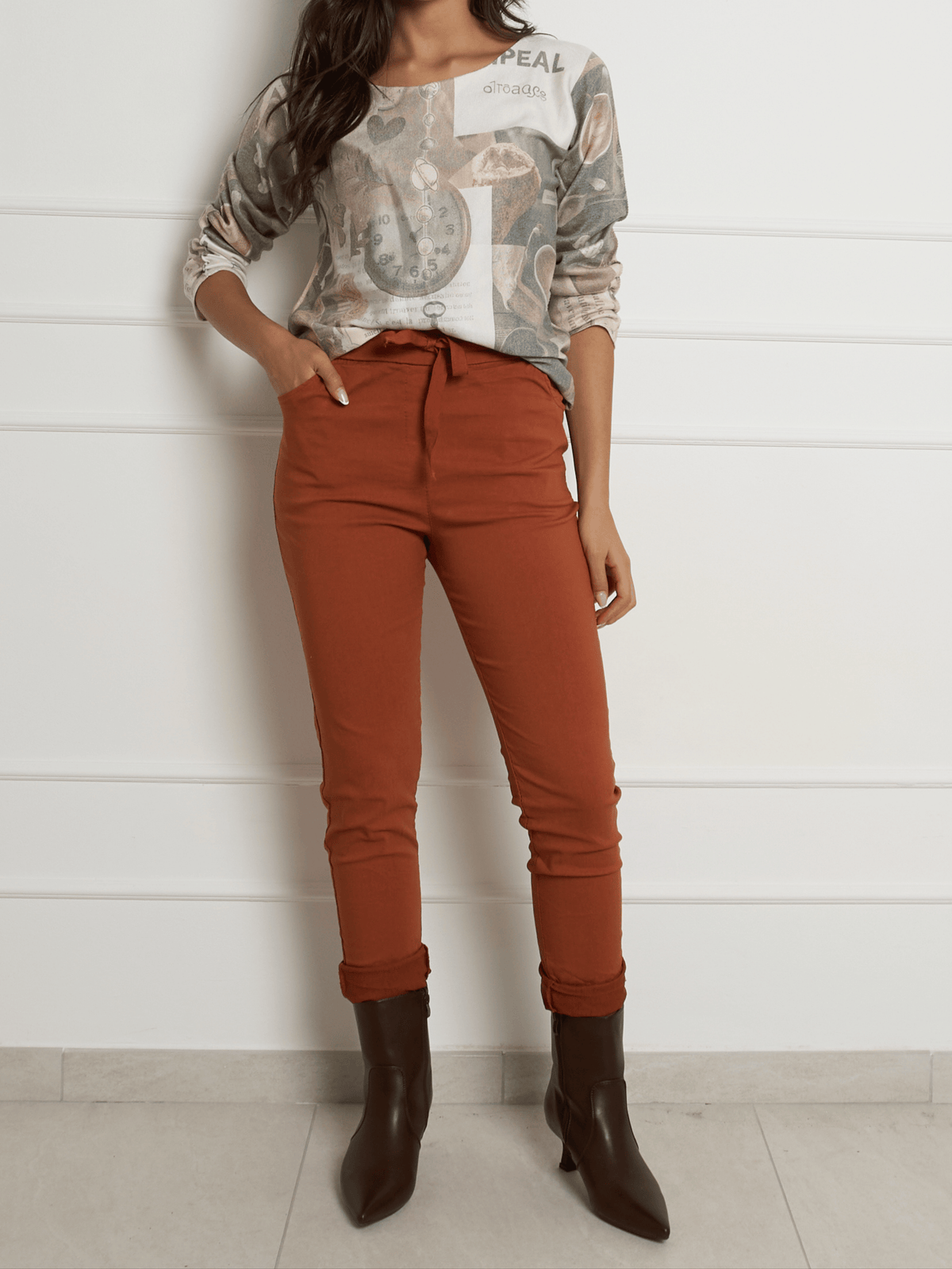 Chandail beige avec imprimé d'horloge