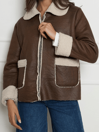 Manteau brun avec effet mouton retourné