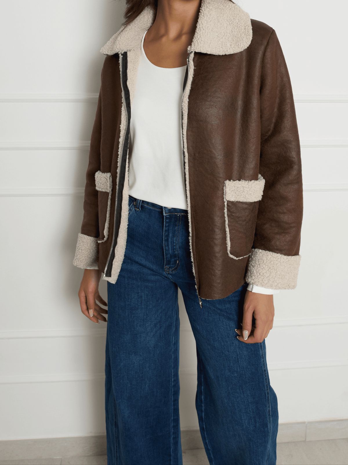 Manteau brun avec effet mouton retourné