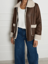 Manteau brun avec effet mouton retourné