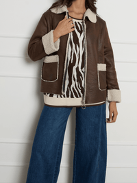 Manteau brun avec effet mouton retourné
