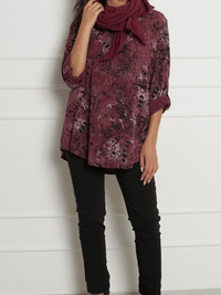 Blouse bourgogne avec imprimé de léopard