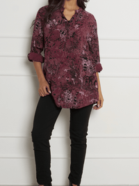 Blouse bourgogne avec imprimé de léopard