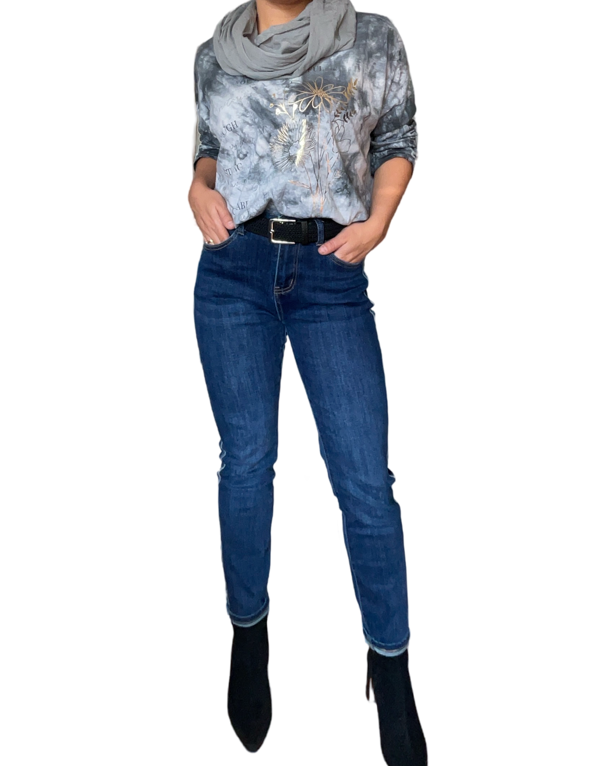 Jeans skinny à taille haute pour femme avec foulard, ceinture et bottillons.