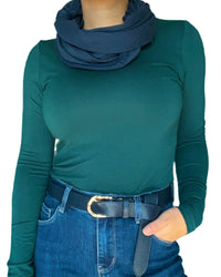 Chandail à manche longue vert pour femme ave ceinture bleu marin et ceinture marine.
