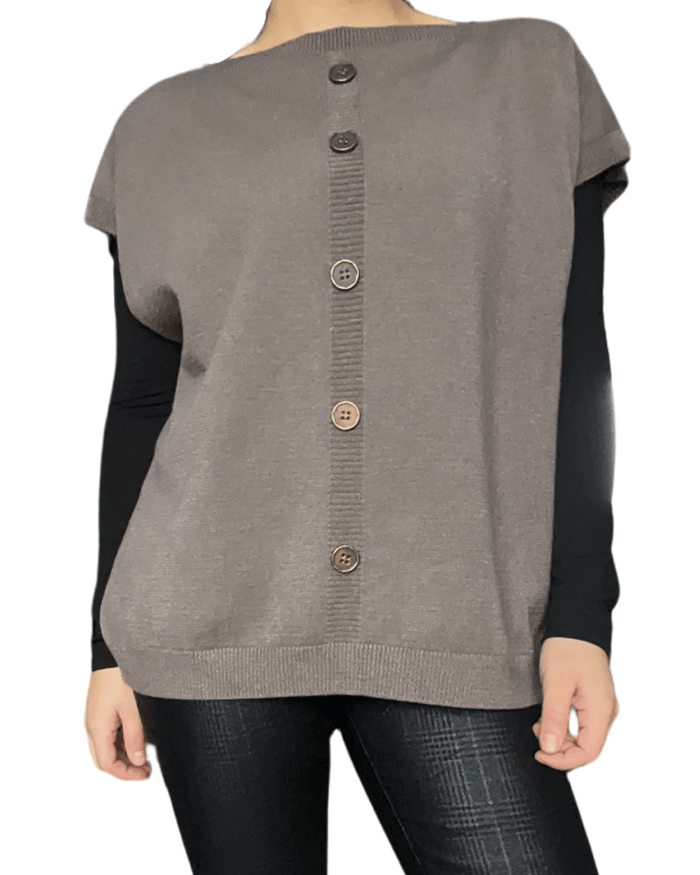 Débardeur gris avec boutons pour femme avec chandail noir à l'intérieur.