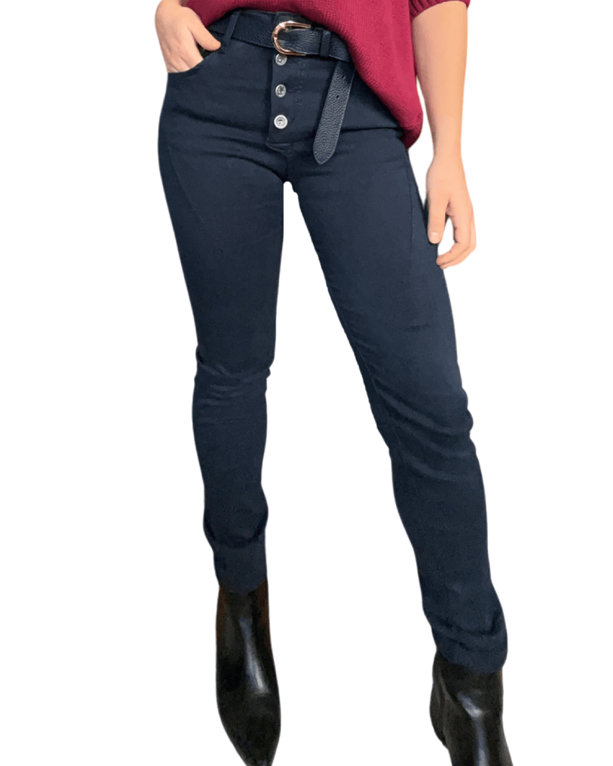Jeans skinny bleu marin pour femme avec ceinture marine.