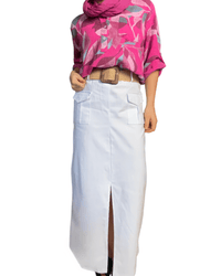 Blouse fuchsia avec imprimé de feuilles pour femme avec foulard et jupe longue.