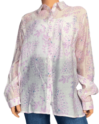 Chemise blanche avec imprimé de paisleys roses pour femme.