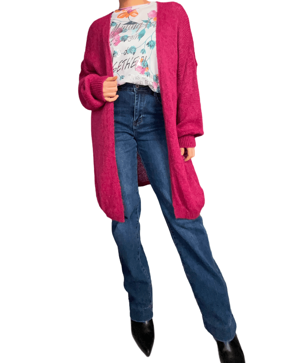 T-shirt blanc avec imprimé floral vert, orange et fuchsia pour femme avec jeans et bottillons.
