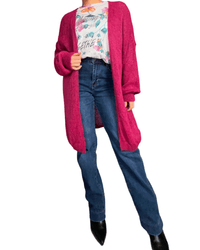 T-shirt blanc avec imprimé floral vert, orange et fuchsia pour femme avec jeans et bottillons.
