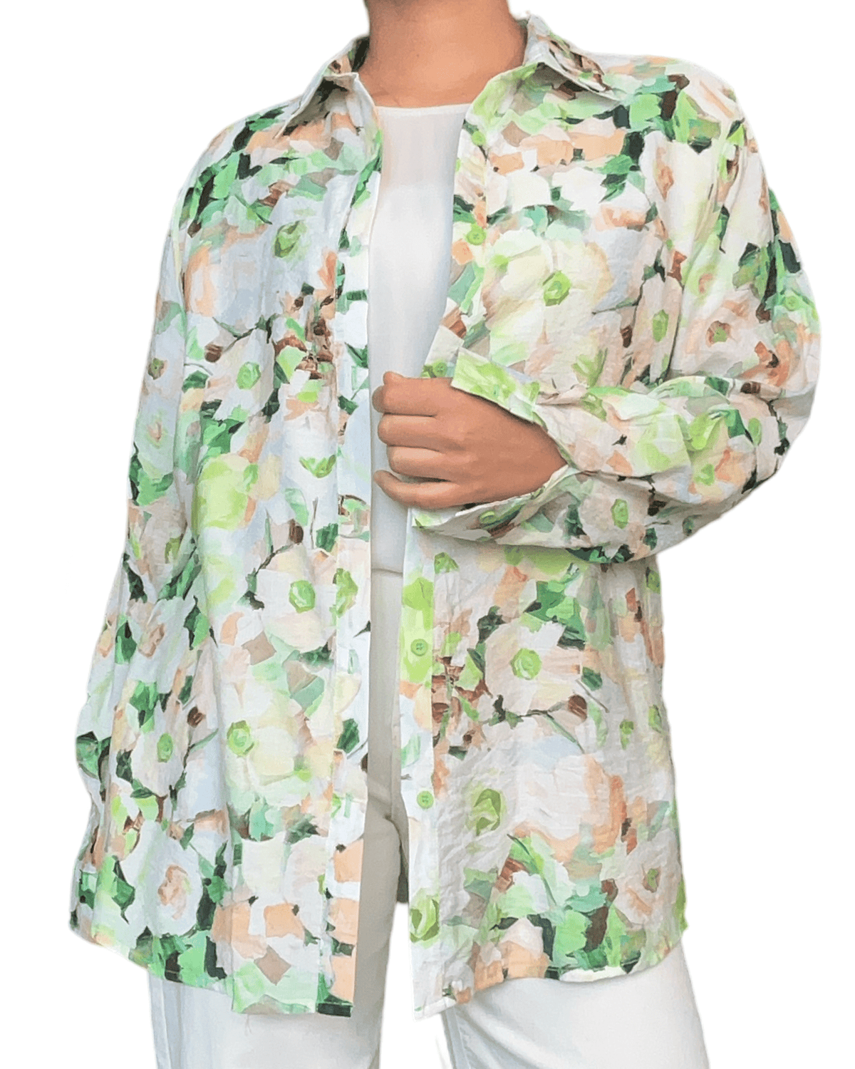 Chemise avec imprimé floral vert et beige pour femme avec chandail blanc en dessous.
