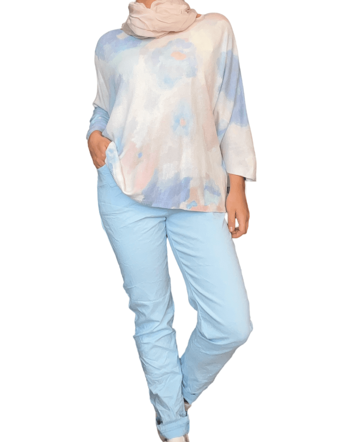 Foulard rose pâle en soie pour femme avec chandail et pantalon.