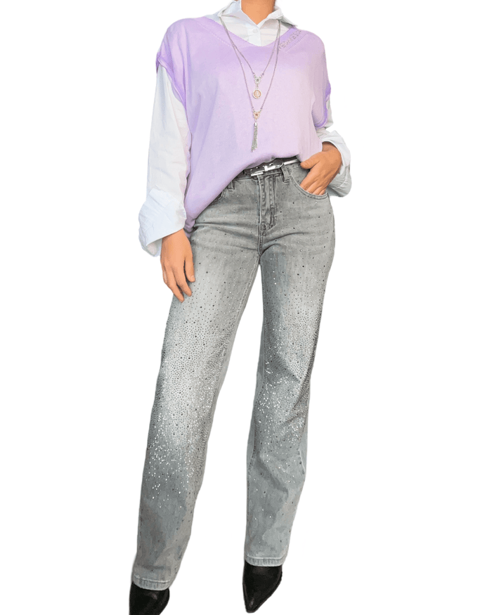 T-shirt lilas sans manches pour femme avec pantalon et ceinture.