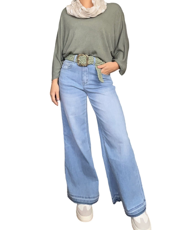 Foulard beige à motifs d'étoiles blancs pour femme avec chandail, ceinture, jeans et sneakers.