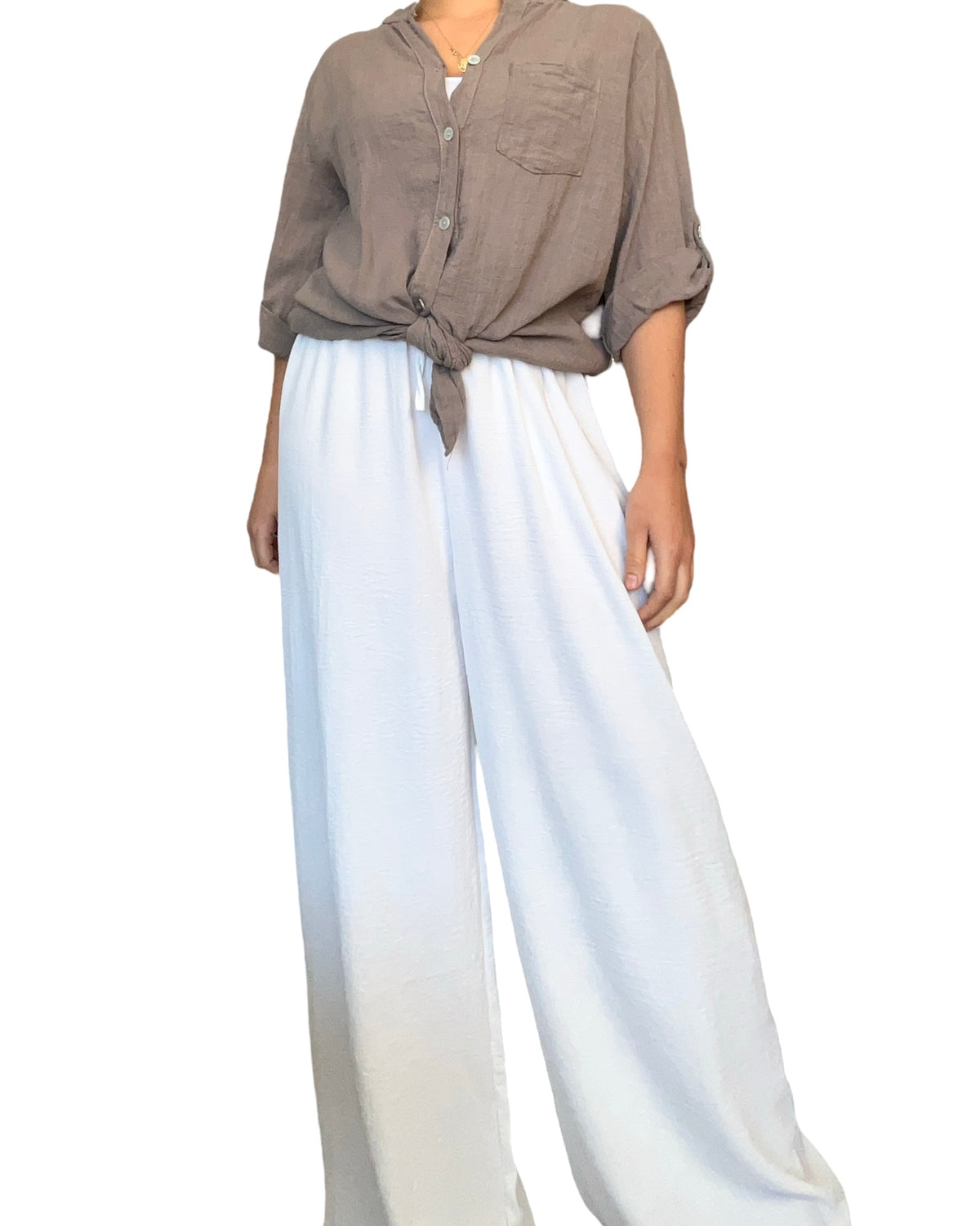 Pantalon palazzo blanc à taille élastique pour femme avec chemise moka.