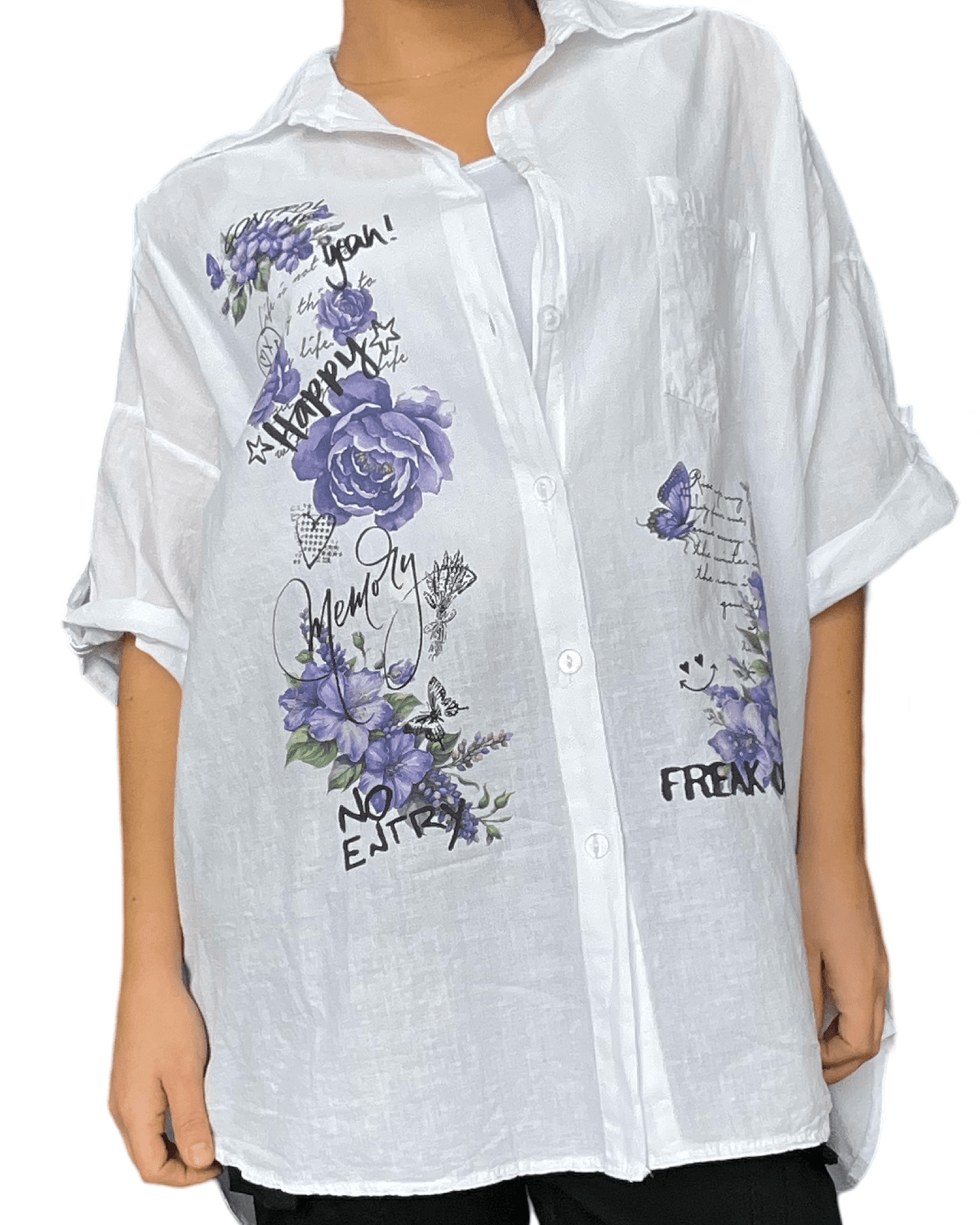 Chemise blanche pour femme avec imprimé floral mauve.