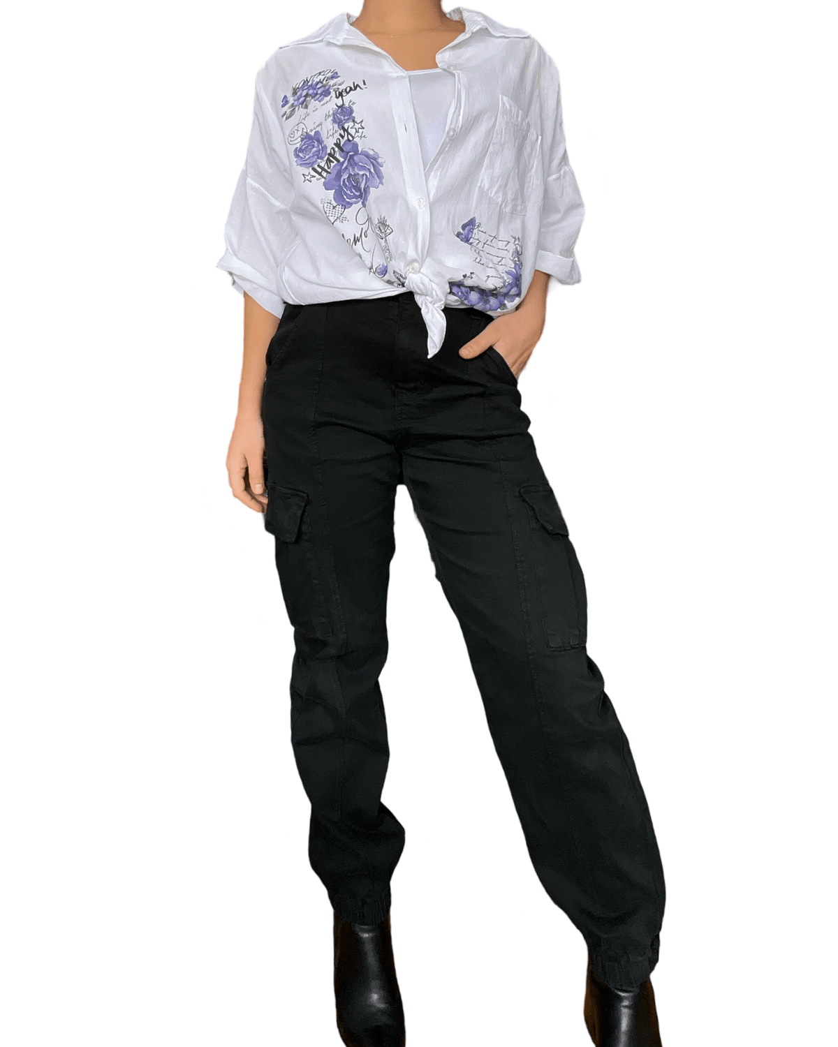 Chemise blanche pour femme avec imprimé floral mauve avec bottillons noirs et pantalon noir.