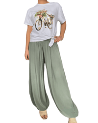 T-shirt blanc avec imprimé d'un vélo doré pour femme avec pantalon kaki.