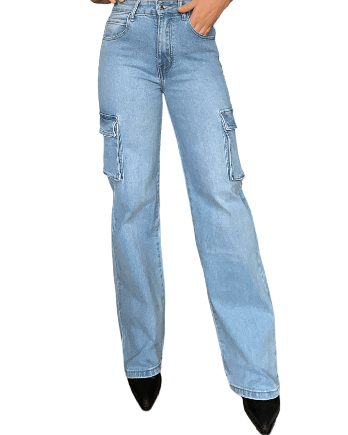 Jeans cargo bleu clair à taille haute pour femme avec bottillons noirs.