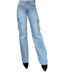 Jeans cargo bleu clair à taille haute pour femme.