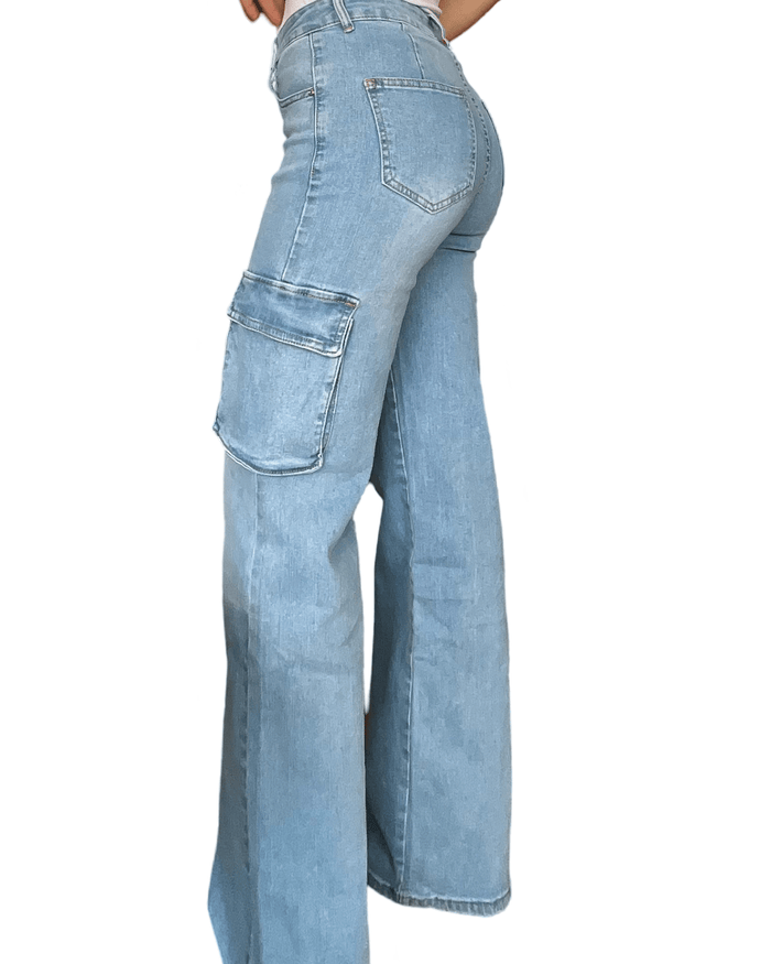 Jeans cargo bleu clair à taille haute pour femme.