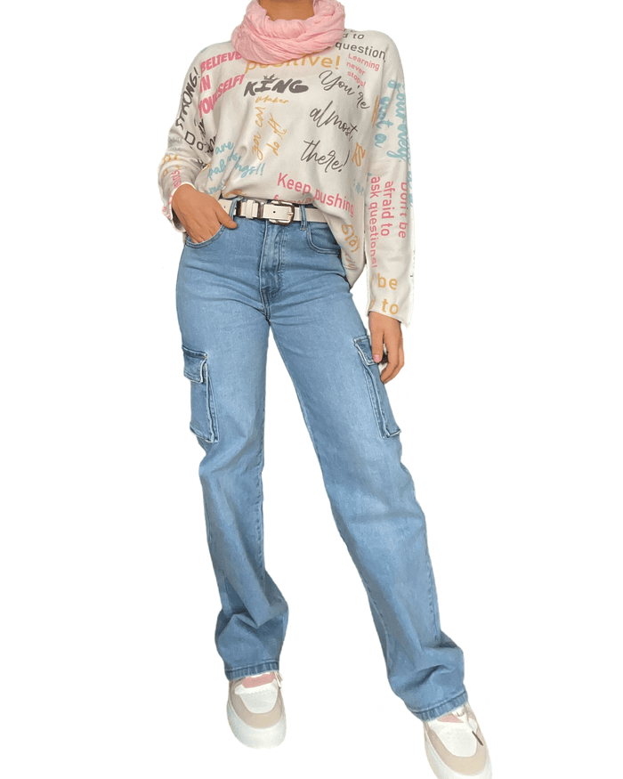 Foulard rose 100% coton pour femme avec jeans cargo, chandail et sneakers.