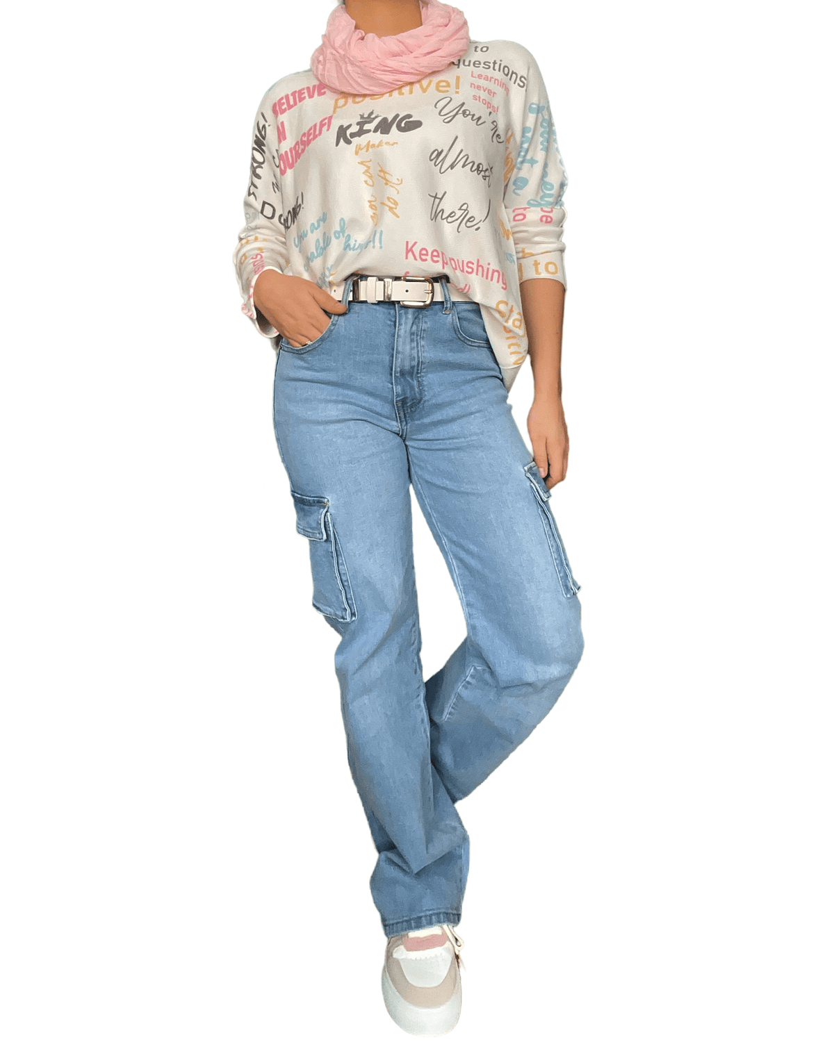Jeans cargo bleu clair à taille haute pour femme avec foulard, chandail, ceinture et sneakers.