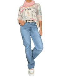 Jeans cargo bleu clair à taille haute pour femme avec foulard, chandail, ceinture et sneakers.