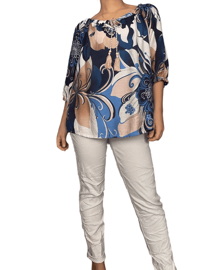 Blouse avec imprimé floral beige et marine pour femme avec pantalon beige.