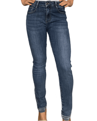 Jeans skinny pour femme avec brillants dans le bas.