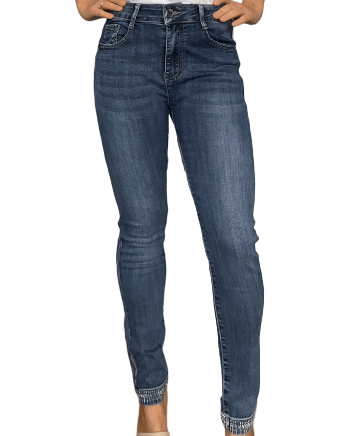 Jeans skinny pour femme avec brillants dans le bas.