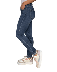 Jeans skinny pour femme avec brillants dans le bas.