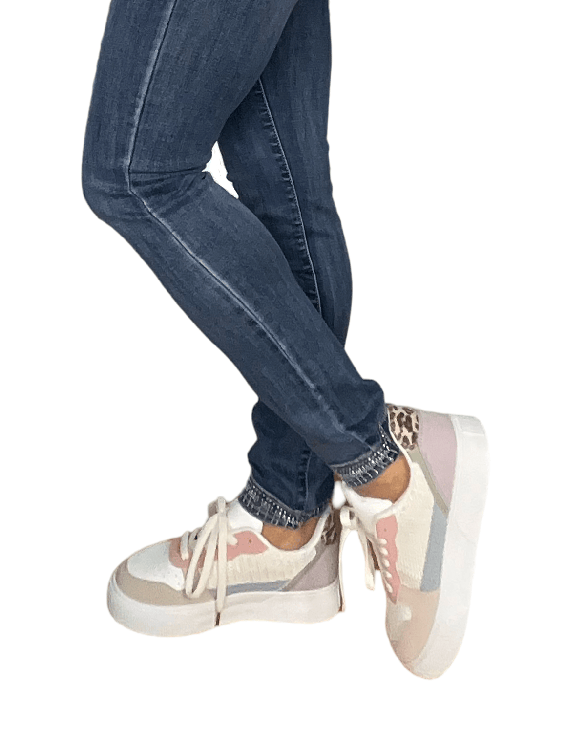 Jeans skinny pour femme avec brillants dans le bas avec sneakers.