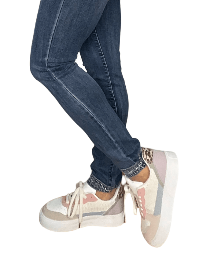 Jeans skinny pour femme avec brillants dans le bas avec sneakers.