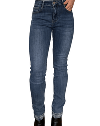 Jeans skinny pour femme avec brillants dans le bas.