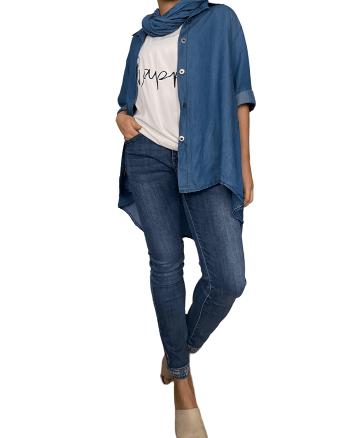 T-shirt blanc ''Happy'' pour femme avec chemise de jeans, foulard et jeans.