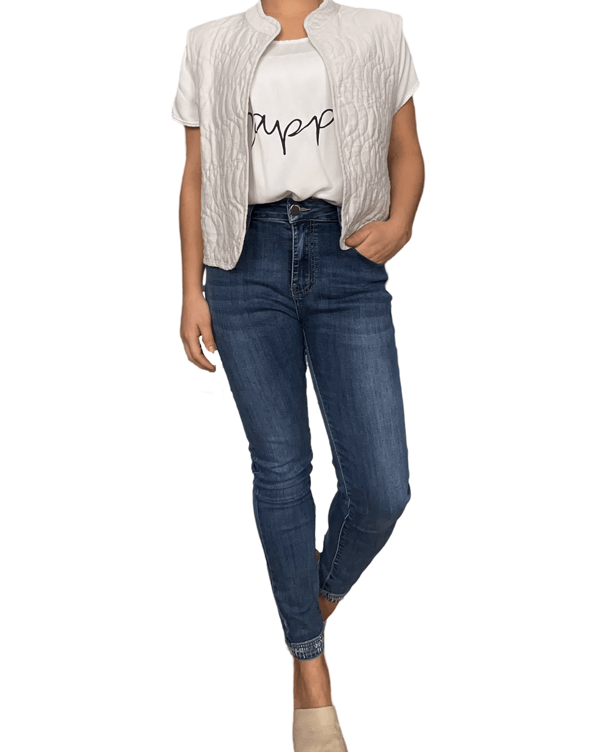 T-shirt blanc ''Happy'' pour femme avec jeans.
