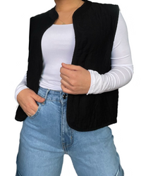 Veste noire sans manches style rembourré pour femme.