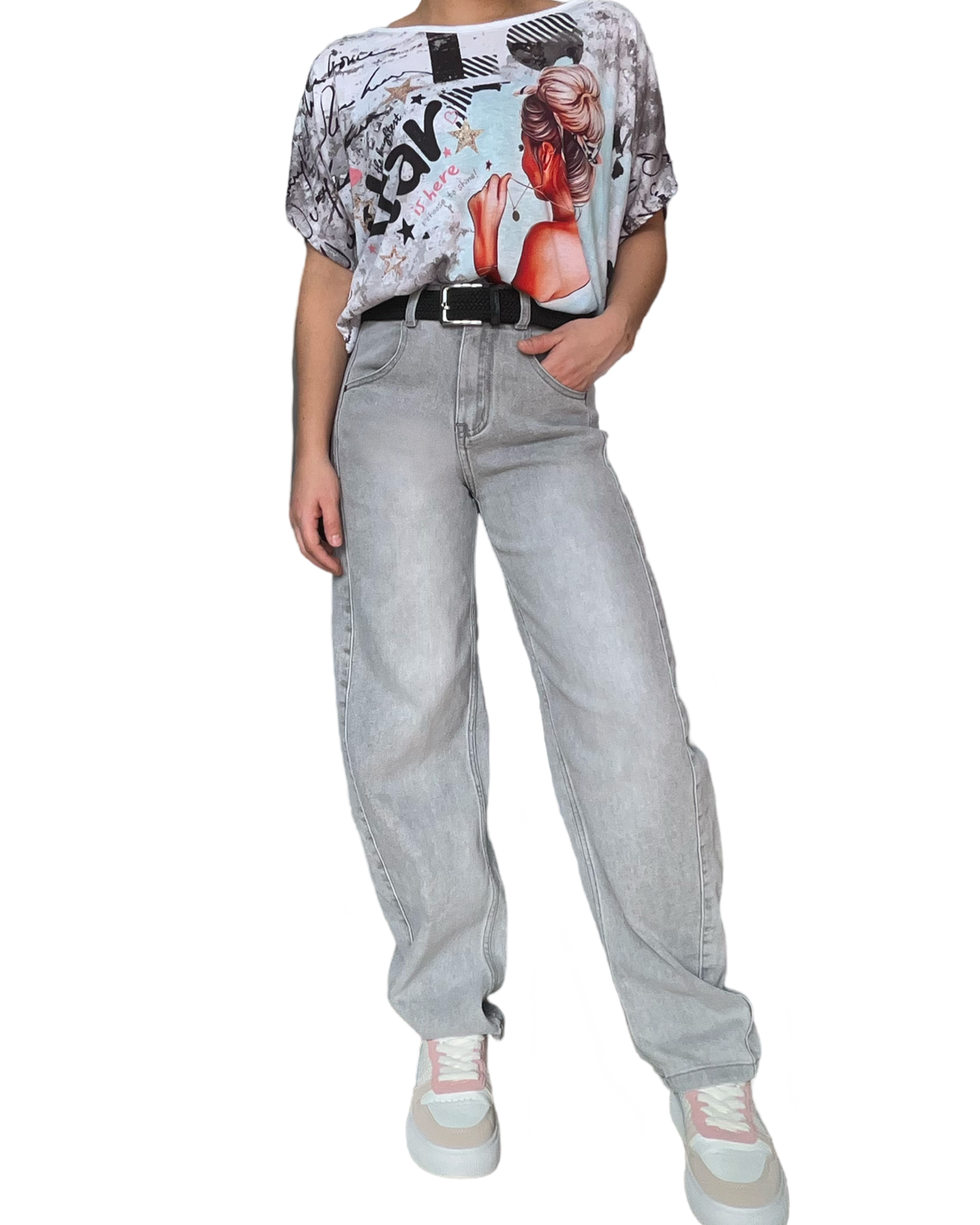 Jeans baggy gris pour femme avec ceinture et chandail à manches courtes.