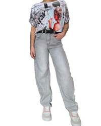 Jeans baggy gris pour femme avec ceinture et chandail à manches courtes.
