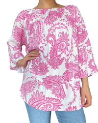 Blouse blanche pour femme avec imprimé de Paisley rose.