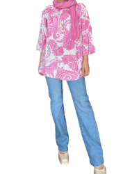 Blouse blanche pour femme avec imprimé de Paisley rose avec jeans.