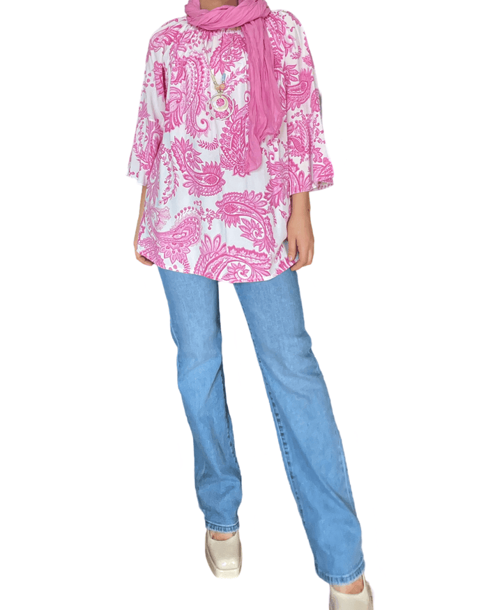 Blouse blanche pour femme avec imprimé de Paisley rose avec jeans.