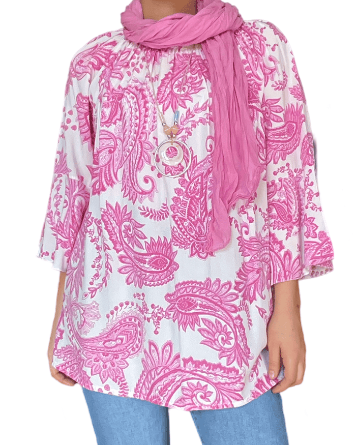 Blouse blanche pour femme avec imprimé de Paisley rose avec collier et foulard.