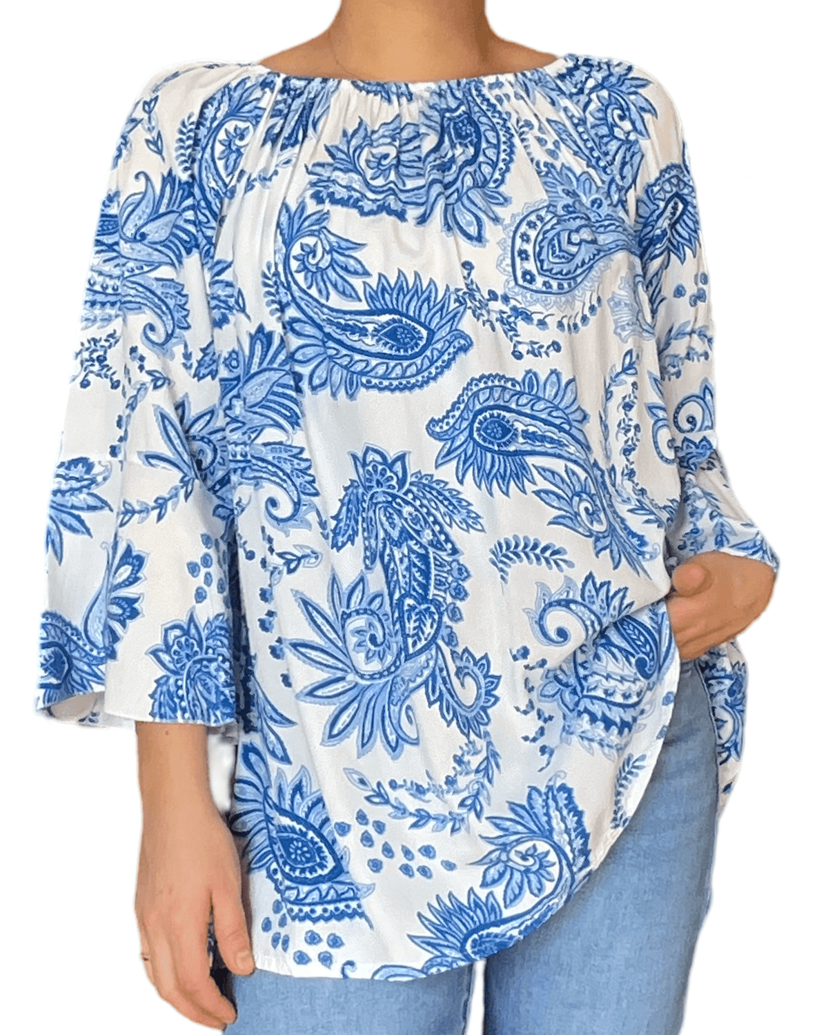 Blouse blanche pour femme avec imprimé de Paisley bleu.