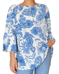 Blouse blanche pour femme avec imprimé de Paisley bleu.