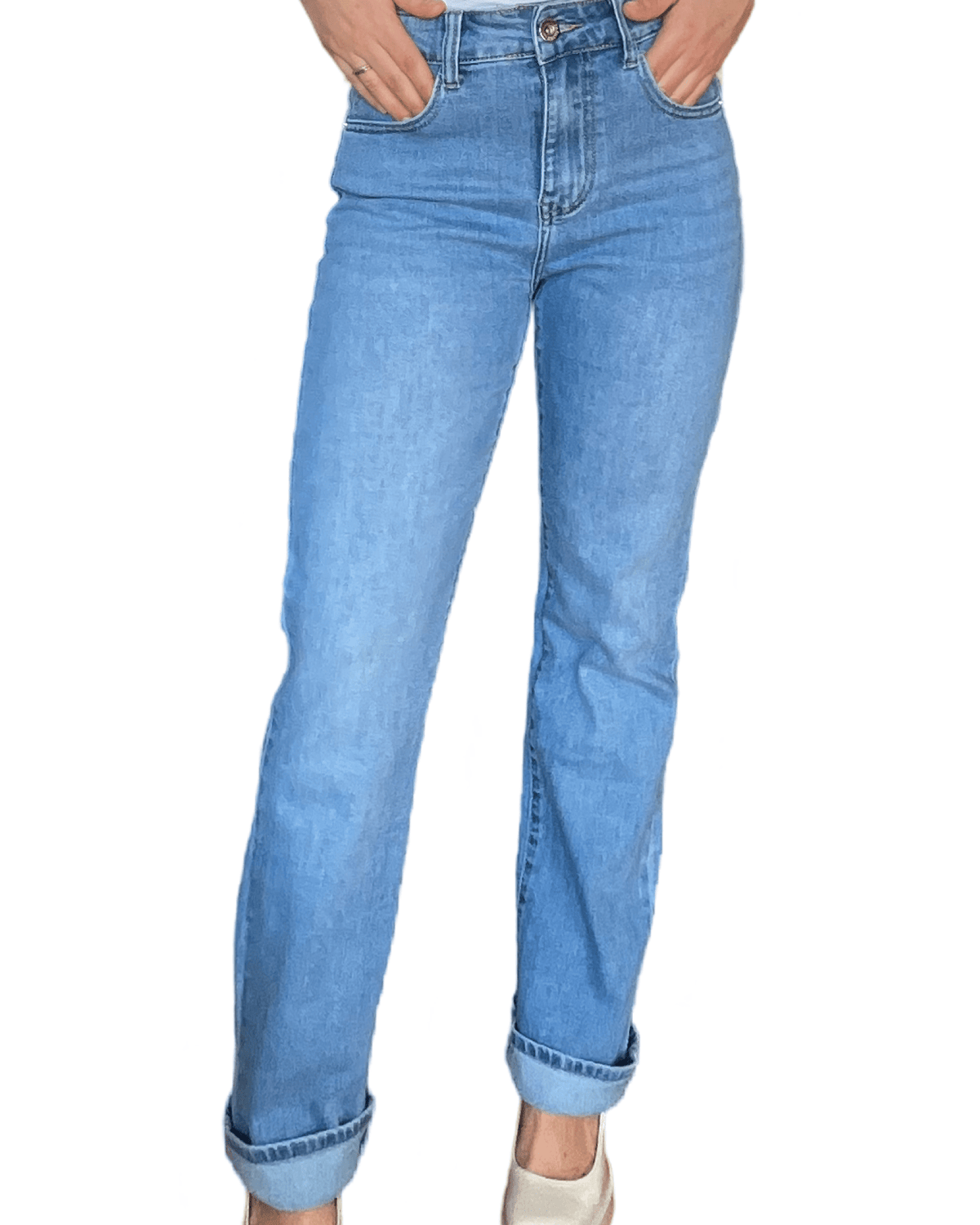 Jeans bootcut bleu clair pour femme avec le bas plié.
