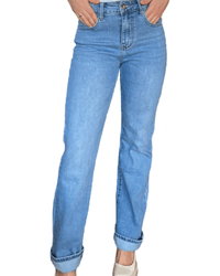 Jeans bootcut bleu clair pour femme avec le bas plié.