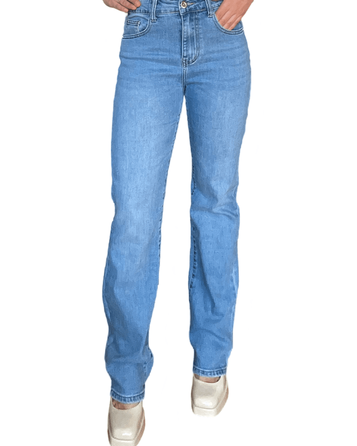 Jeans bootcut bleu clair pour femme.